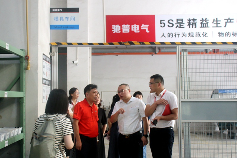 聯(lián)動(dòng)校企間，合作開生面丨南華大學(xué)語言文學(xué)學(xué)院黨委書記龍志堅(jiān)一行造訪集團(tuán)公司